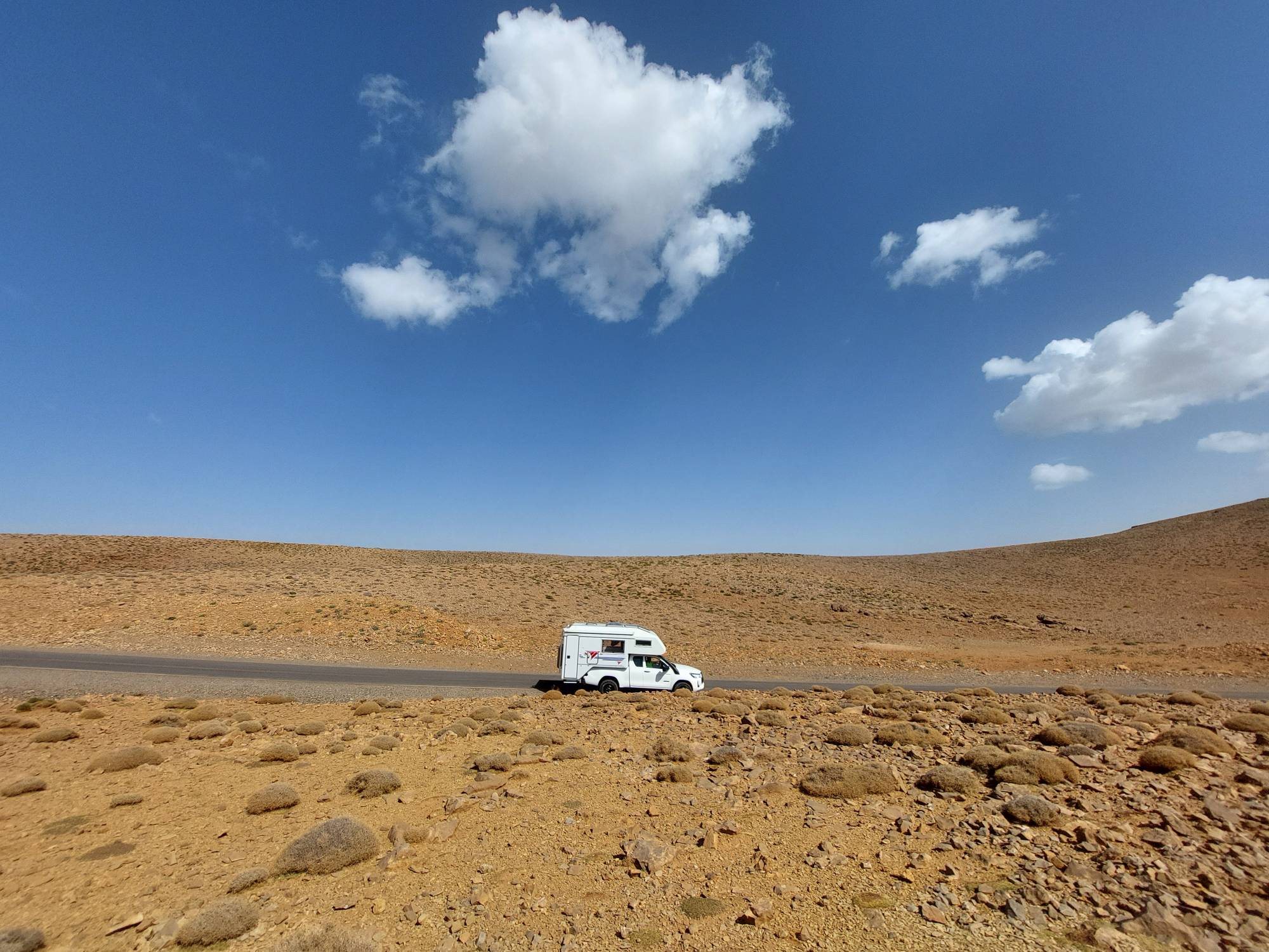Rancherita en una carretera entre montañas áridas de Marruecos